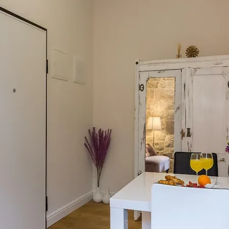 아파트먼트 앤 룸스 게스트하우스 4*