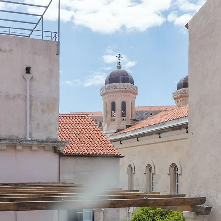 아파트먼트 앤 룸스 게스트하우스 4*