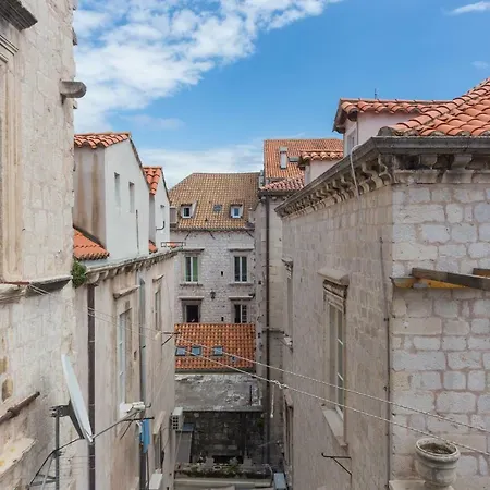 아파트먼트 앤 룸스 4*