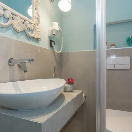 아파트먼트 앤 룸스 4*