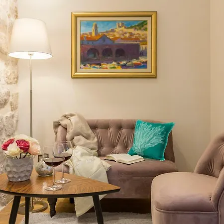 아파트먼트 앤 룸스 게스트하우스 4*