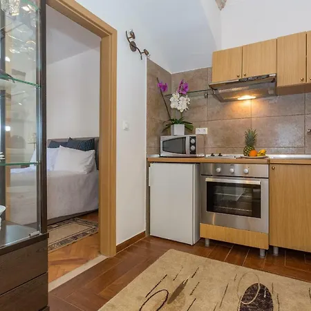 아파트먼트 앤 룸스 4*