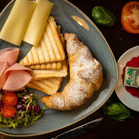 게스트하우스 아파트먼트 앤 룸스 4*