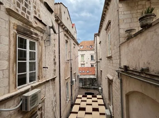 アンド ルームズ ステイ ゲストハウス