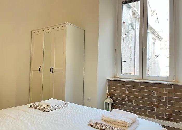 アンド ルームズ ステイ ゲストハウス