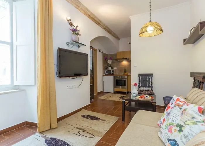 アンド ルームズ ステイ ゲストハウス